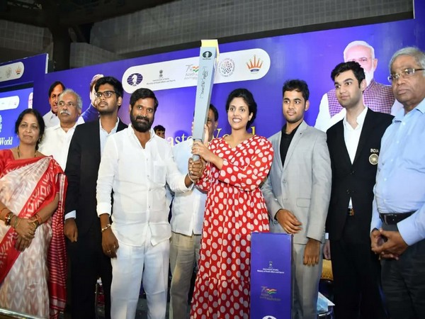 Minister of Sports and Youth Services of Telangana, V Srinivas Goud receiving the torch (Photo/SAI Media-Twitter)