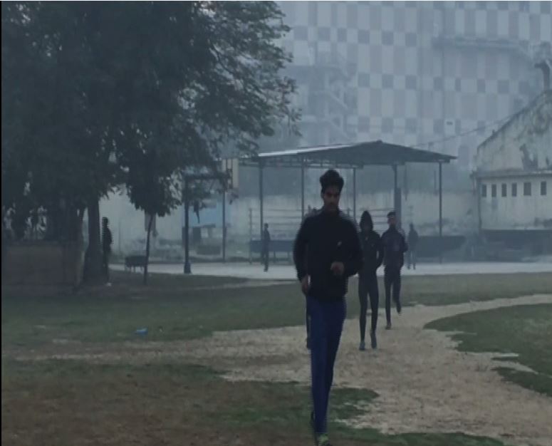 Residents of Ghaziabad feel suffocated due to air pollution [Photo/ANI]