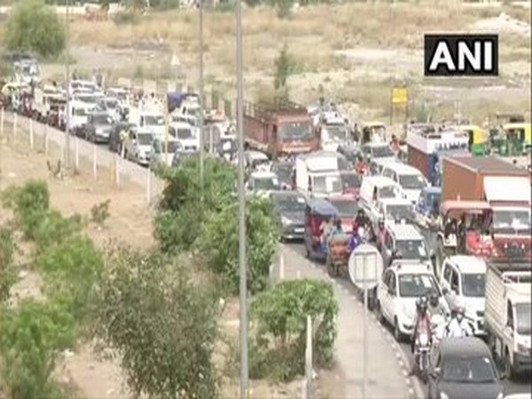  Traffic congestion at Delhi-Ghaziabad border near Ghazipur, after Ghaziabad sealed the border with Delhi [Photo/ANI]