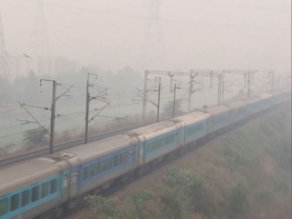 Smog engulfed Ghaziabad on Friday [Photo/ANI]