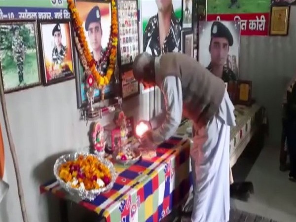 Sohanpal honouring his son, CRPF Constable Amit Kori who was killed in the 2019 Pulwama attack