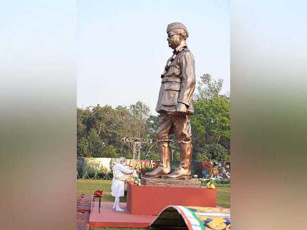 PM Modi pays tributes to Netaji Subhas Chadra Bose (Photo/Twitter)