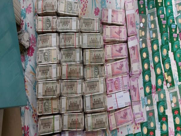 Seized cash and gold by Odisha vigilance (Photo/ANI)