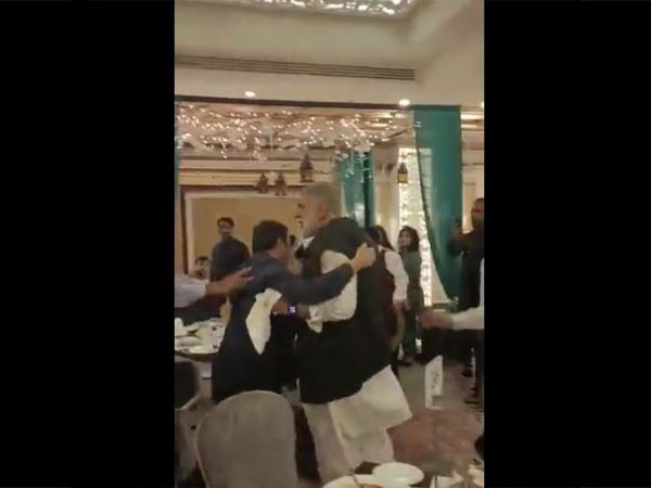 PTI, PPP activists heckling each other at a hotel event in Pakistan