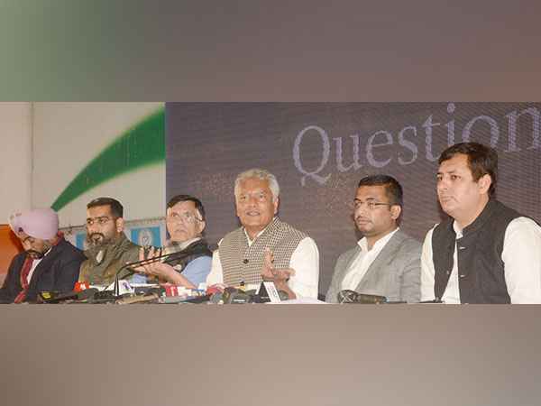 Congress leader Sunil Jakhar at a press conference (Photo:ANI)