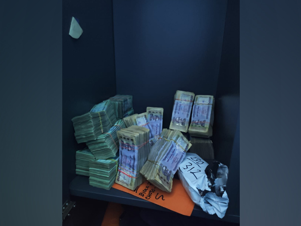 Foreign origin gold and cash recovered from Kolkata (Photo/ANI)