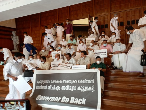 Kerala Opposition leaders protesting outside the Assembly (Photo/ANI)