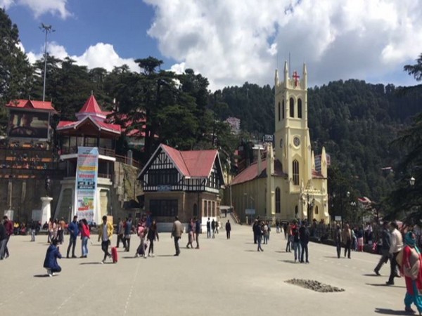 Tourists leave after government bans entry of travelers. Photo/ ANI