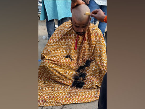 Parthasarthy Jenna from Odisha gets his head shaved at Delhi's Singhu Border on Monday. (Photo/ANI)