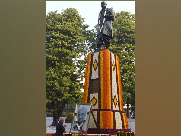 President Kovind paying tributes to Sardar Vallabhbhai Patel at Sardar Patel Chowk in Delhi on Sunday.