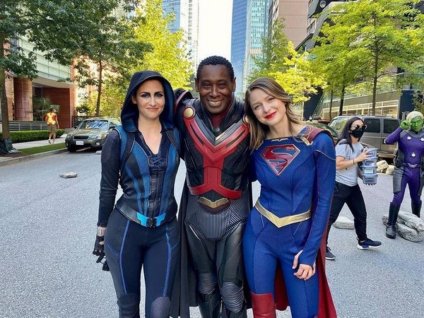 Melissa Benoist with her 'Supergirl' cast members (Image Source: Instagram)