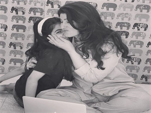 Twinkle Khanna with her daughter (Image Source: Instagram)