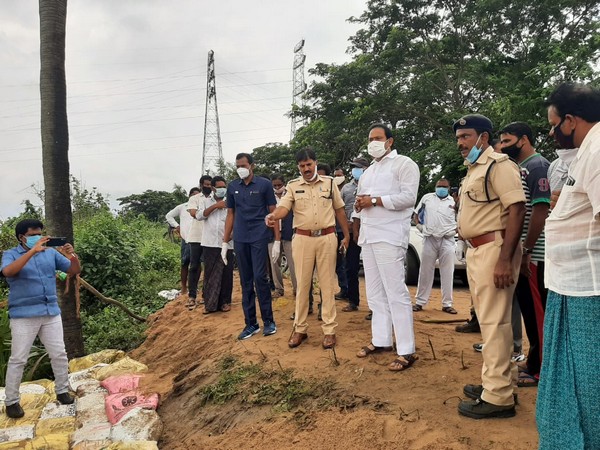 Andhra Pradesh Health Minister Alla Kalikrishna Srinivas in Polavaram Mandal on Monday. Photo/ANI