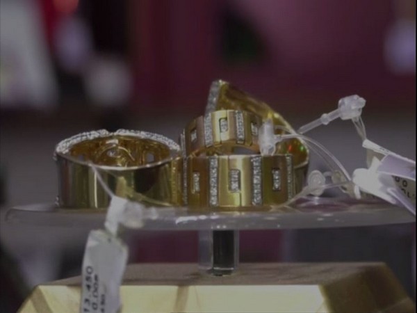 Due to price hike of the yellow metal, the buyers are deserting the showrooms and shops. [Photo/ANI]