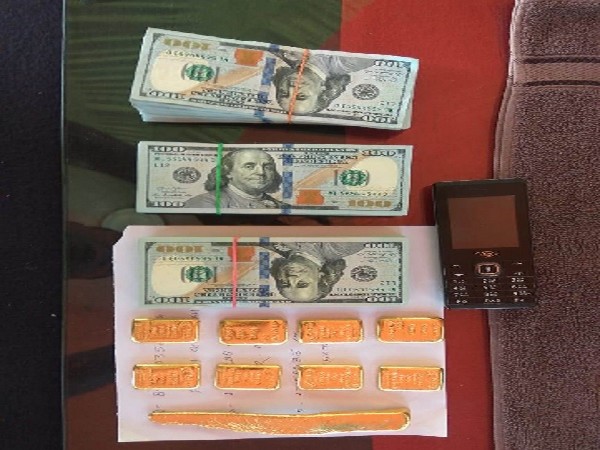 Gold and foreign currency seized by the BSF from the smuggler in Krishnanagar, West Bengal on June 23. Photo/ANI