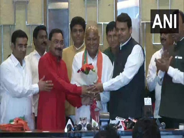 Congress MLA Gopaldas Agrawal on Monday joined the BJP in presence of Chief Minister Devendra Fadnavis.