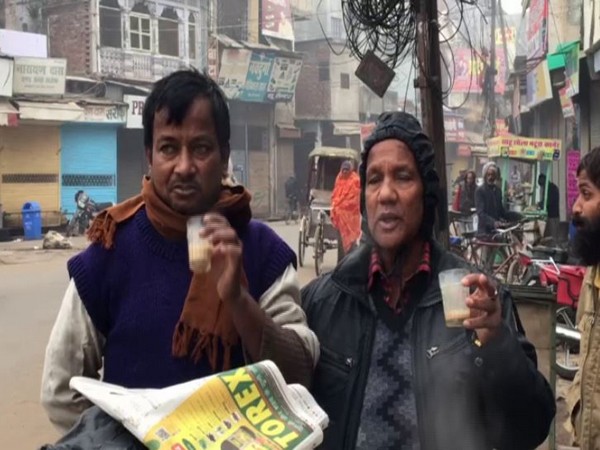 People in Gorakhpur having tea to beat the cold on Wednesday [Photo/ANI]