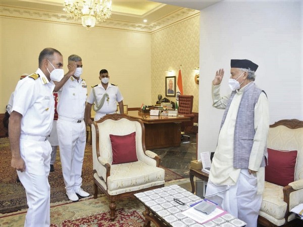Governor felicitating the Naval Commanding Officers