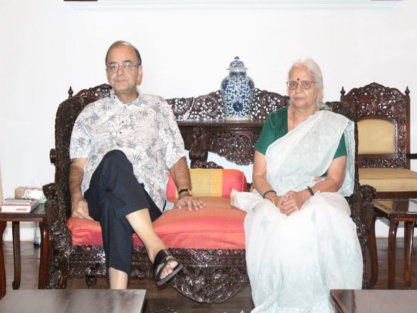 Late former Finance Minister Arun Jaitley with Goa Governor Mridula Sinha. (File Photo)