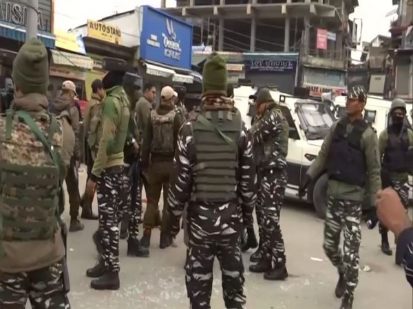 Jammu and Kashmir police in the Amira Kadal area of Srinagar. (ANI/photo)