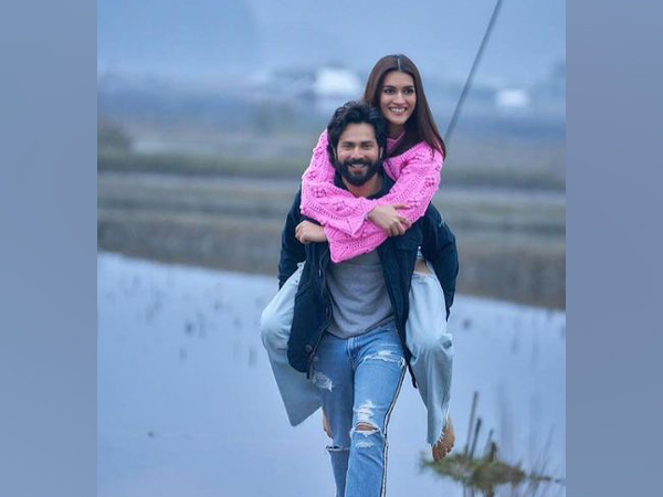 Varun Dhawan and Kriti Sanon (Image source: Instagram)