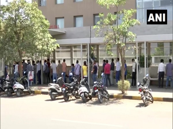 eople queued up outside a private hospital in Gujarat's Ahmedabad to purchase Remdesivir injection (Photo/ ANI)