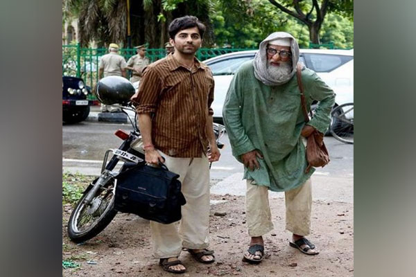 Ayushmann Khurrana, Amitabh Bachchan in a still from 'Gulabo Sitabo'