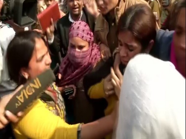 Political analyst Gunja Kapoor in Shaheen Bagh on Wednesday. Photo/ANI