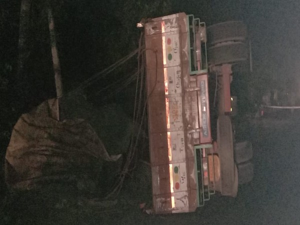 Three died and 6 injured in road accident in Guntur in Andhra Pradesh 