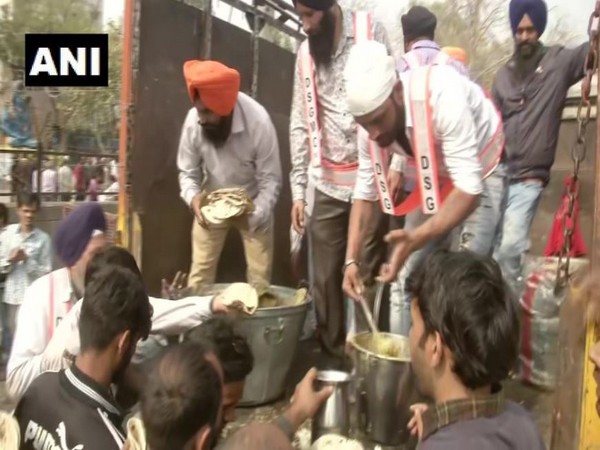DSGMC distributes food to people in north-east Delhi. Photo/ANI