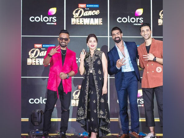 Madhuri Dixit with 'Dance Deewane' team (Image Source: Instagram)