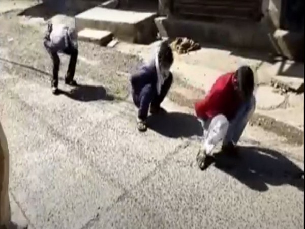  Policemen in Indore ask people to do sit-ups as punishment for going out without a valid reason during a government-imposed nationwide lockdown amid the coronavirus outbreak. [Photo/ANI]