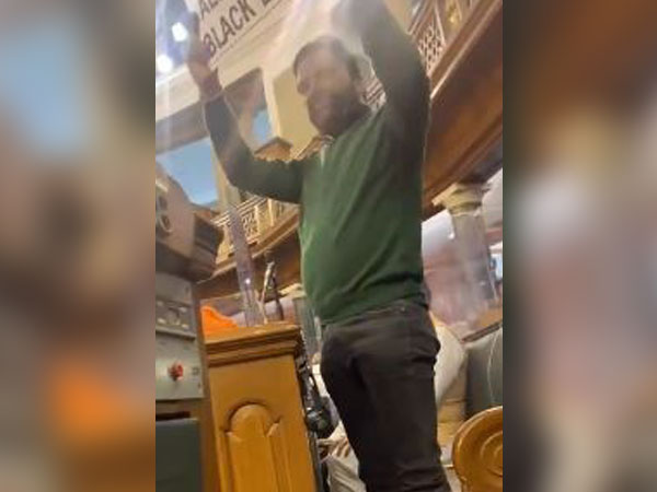 RLP MP Hanuman Beniwal raising the placard (Source: Twitter)