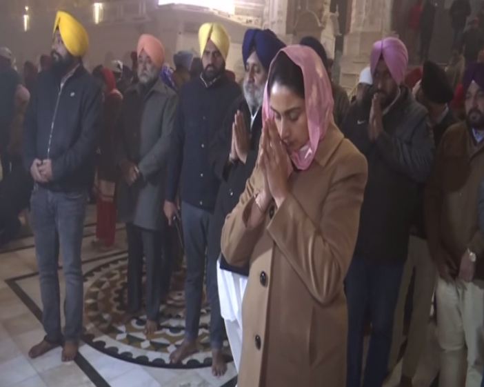 Union Minister Harsimrat Kaur Badal paying obeisance at Golden Temple in Amritsar  