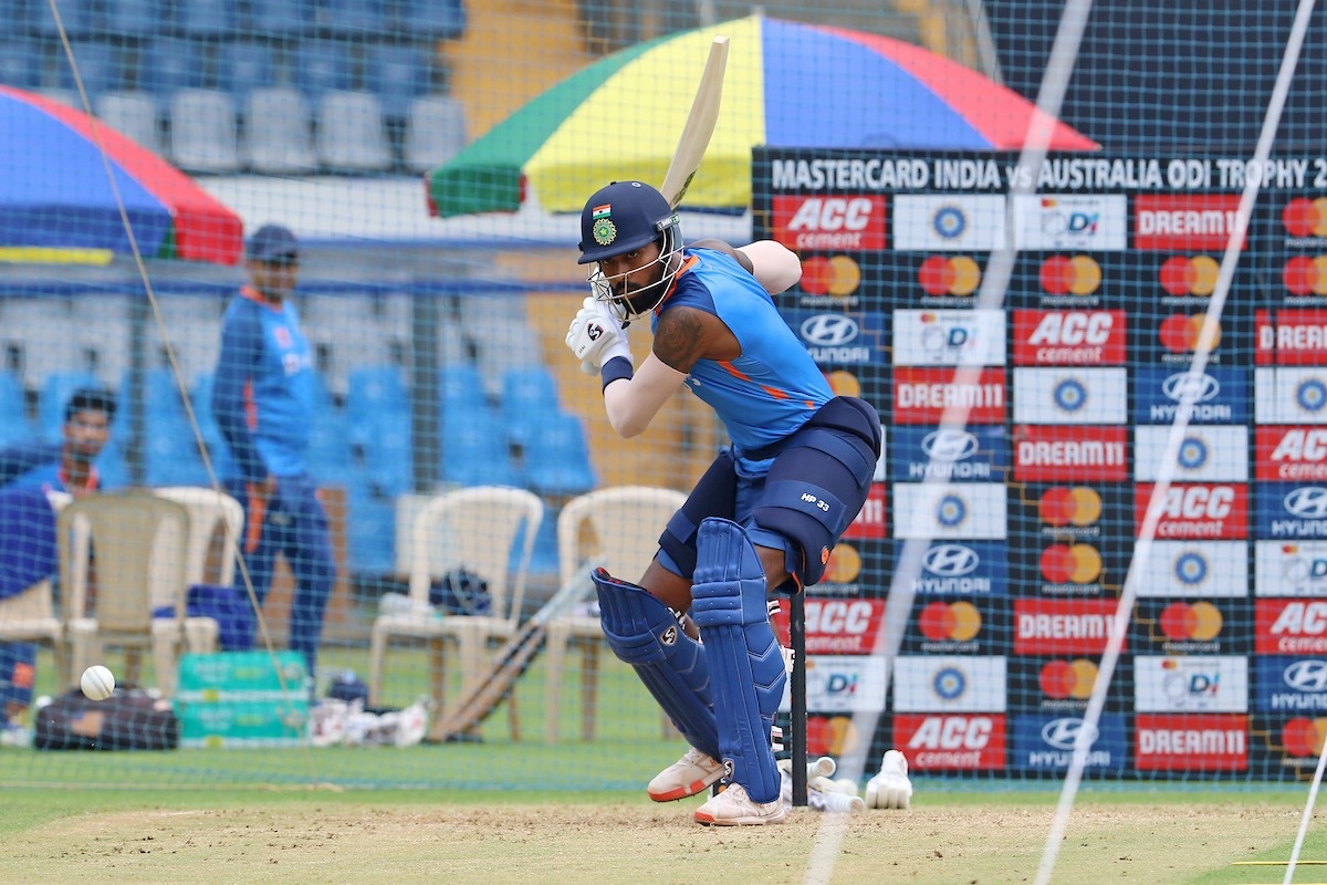 Pandya smacks maiden Test ton propelling India to 487, Lanka 61/4 at lunch