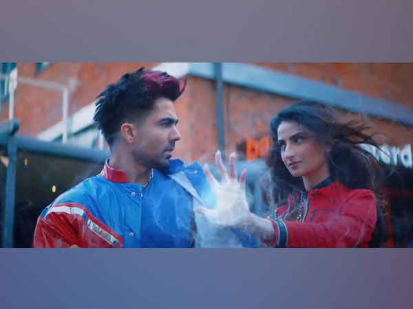 Still from the song 'Bijlee Bijlee' (Image source: YouTube)