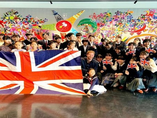 Prince Harry posing with the school children (Image courtesy: Instagram)