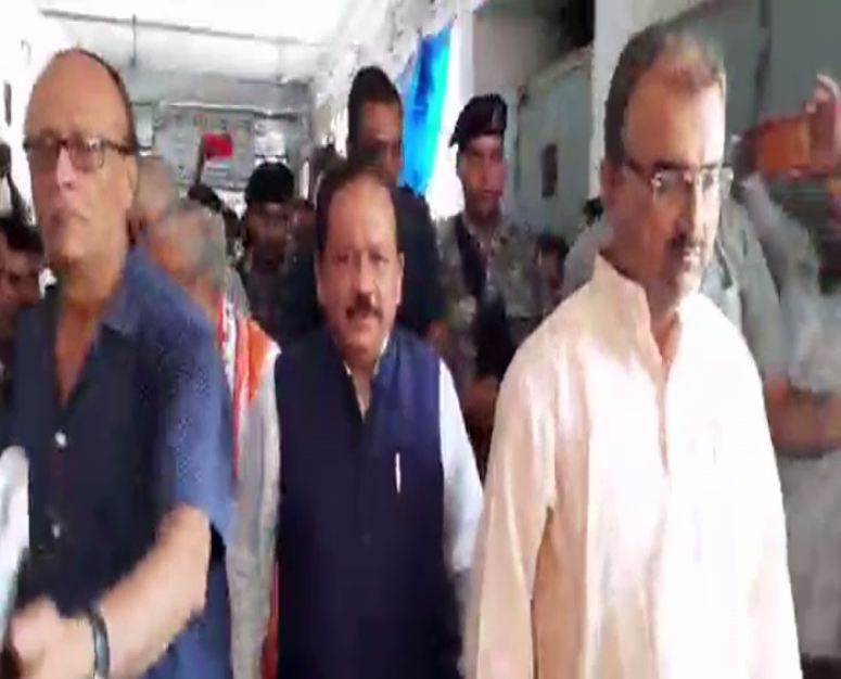 Union Health Minister Harsh Vardhan faced protest on his visit to SKMCH hospital to meet patients on Sunday in Muzaffarpur. 