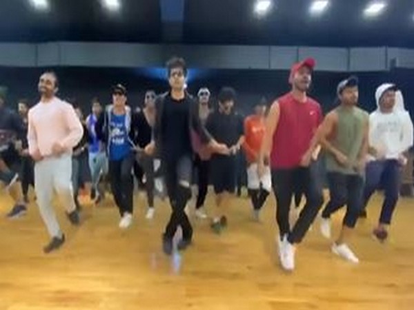 Kartik Aaryan dancing on Munna Badnaam. (Picture Courtesy: Twitter)