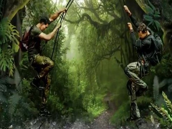 A still from 'Into The Wild With Bear Grylls' featuring Bollywood actor Akshay Kumar and British adventurer Bear Grylls (Image Source: Twitter)