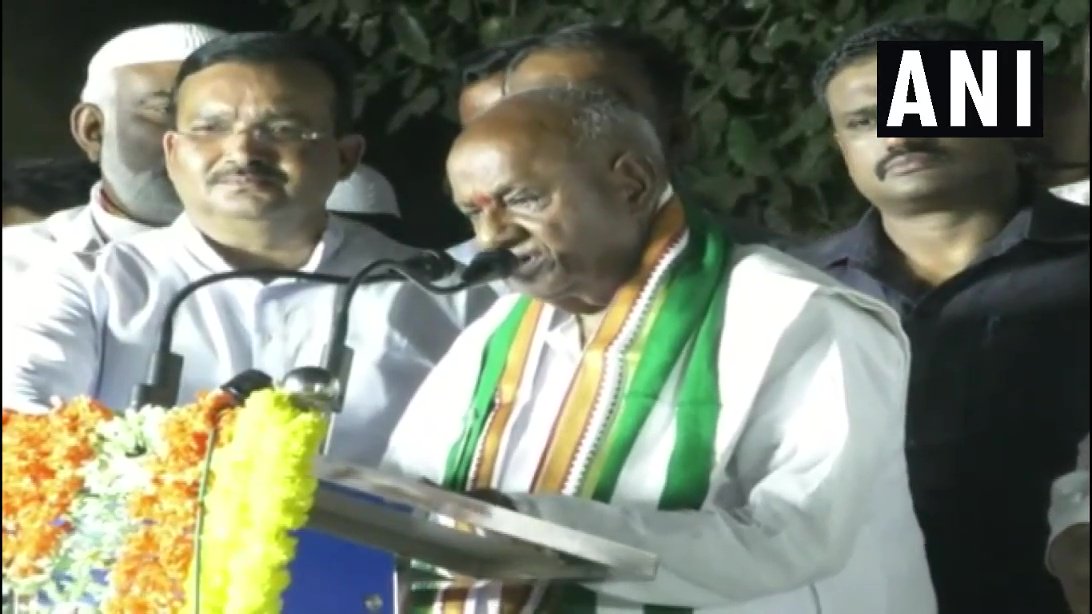 JDS president and former prime minister HD Deve Gowda addressing an election rally in Tumkur on Sunday
