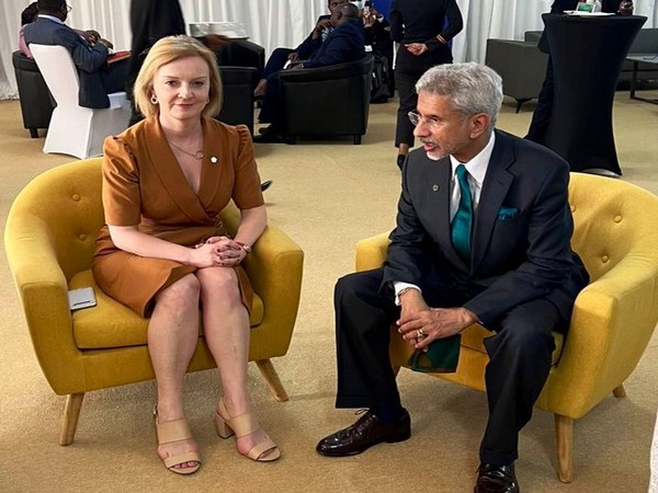 External Affairs Minister S Jaishankar with his British counterpart Liz Truss (Photo Credit: Twitter)