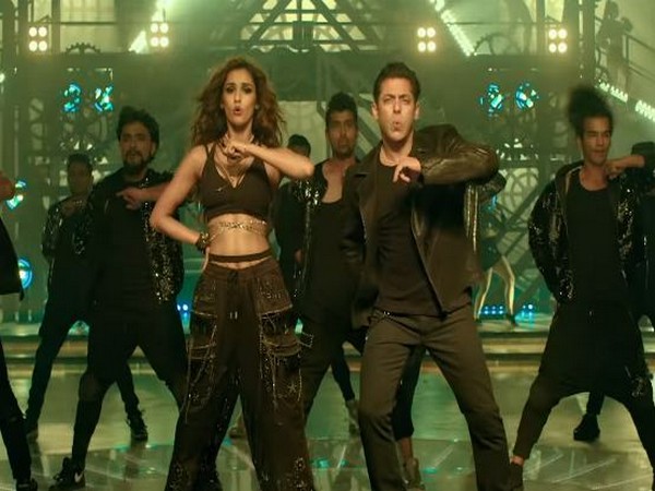 Disha Patani, Salman Khan in a still from 'Seeti Maar'. (Image Source: YouTube)