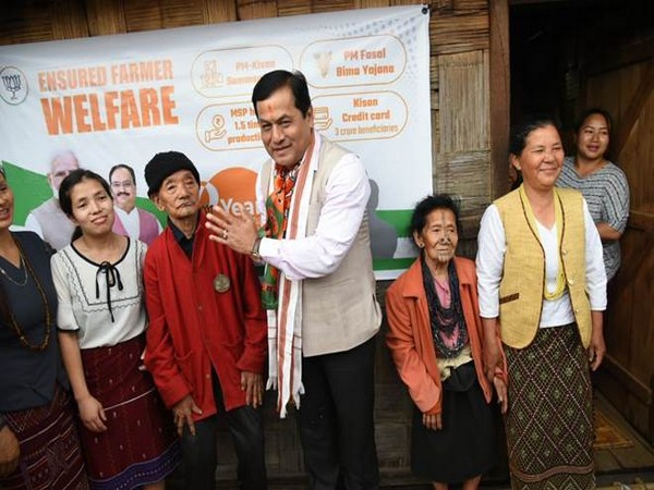 Union Minister Sarbananda Sonowal interacts with beneficiaries of government welfare schemes at Ziro valley, Arunachal Pradesh (Photo/PIB)