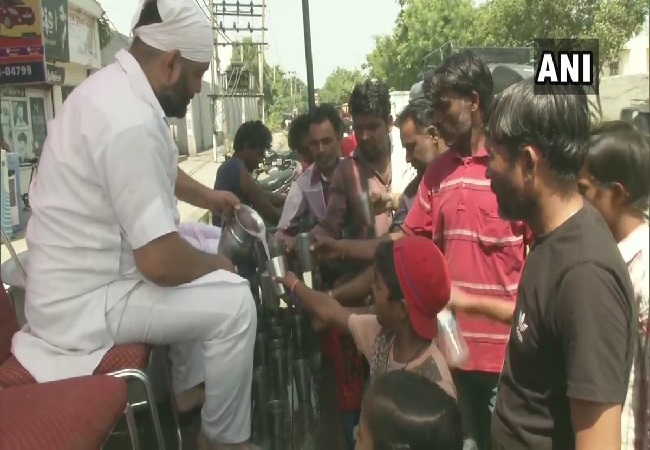 People drinking water to counter heatwaves in Ludhiana, Punjab on Saturday. Photo/ANI