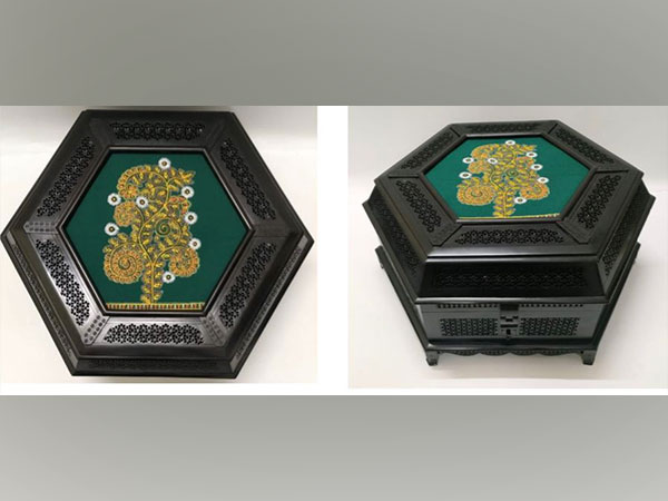 The wooden hand-carved box with Rogan painting.