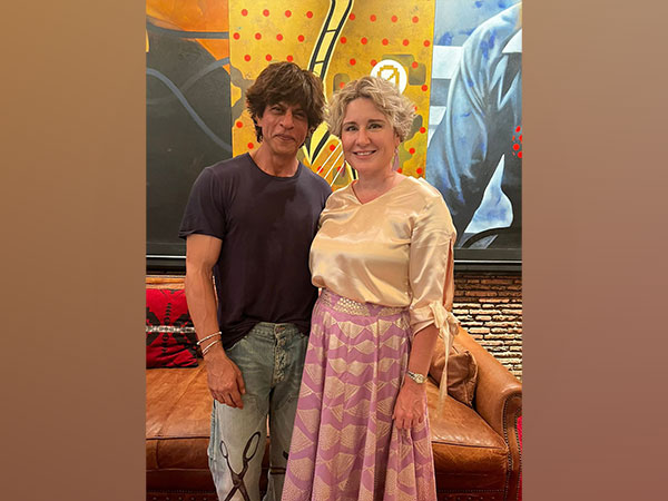 Shah Rukh Khan and Canada consul general Diedrah Kelly (Image source: Twitter)