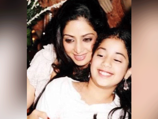 Childhood picture of Janhvi Kapoor with her late mother Sridevi (Image source: Instagram)