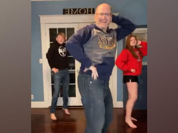 Washington based content creator Ricky Pond dancing to Bollywood song 'London Thumakda' (Image Source: Instagram)