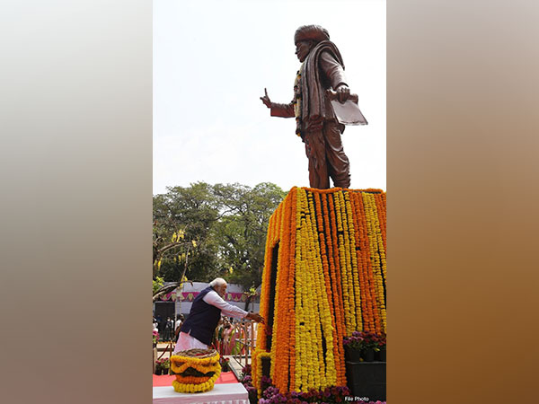 PM Modi pays tributes to Jyotirao Phule. (Photo Courtesy: @narendramodi Twitter)